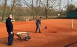 Günther karrt für den Meister - 6 Tonnen neuer Sand!